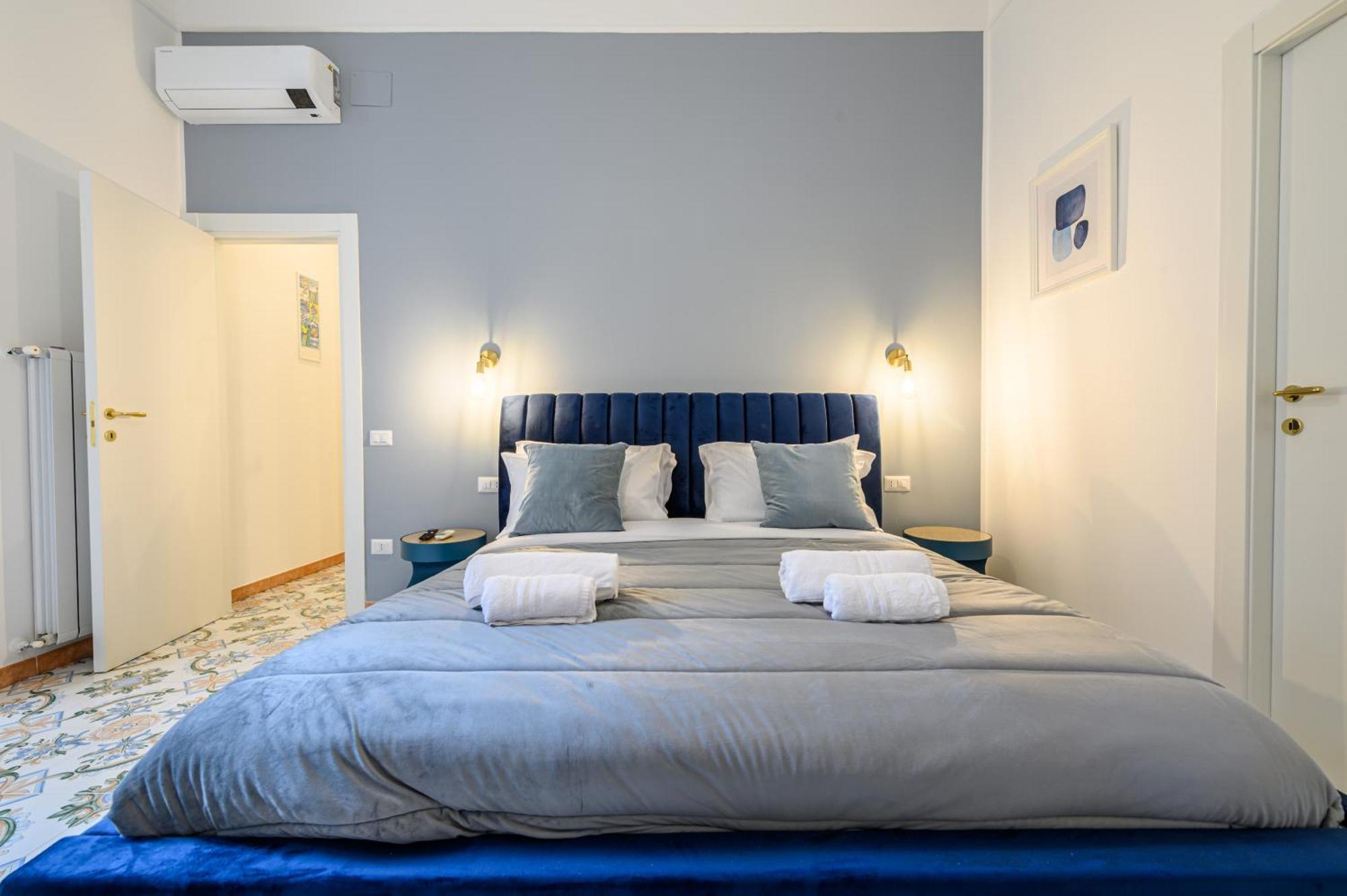 Guest House 121 Charming Apartment نابولي المظهر الخارجي الصورة