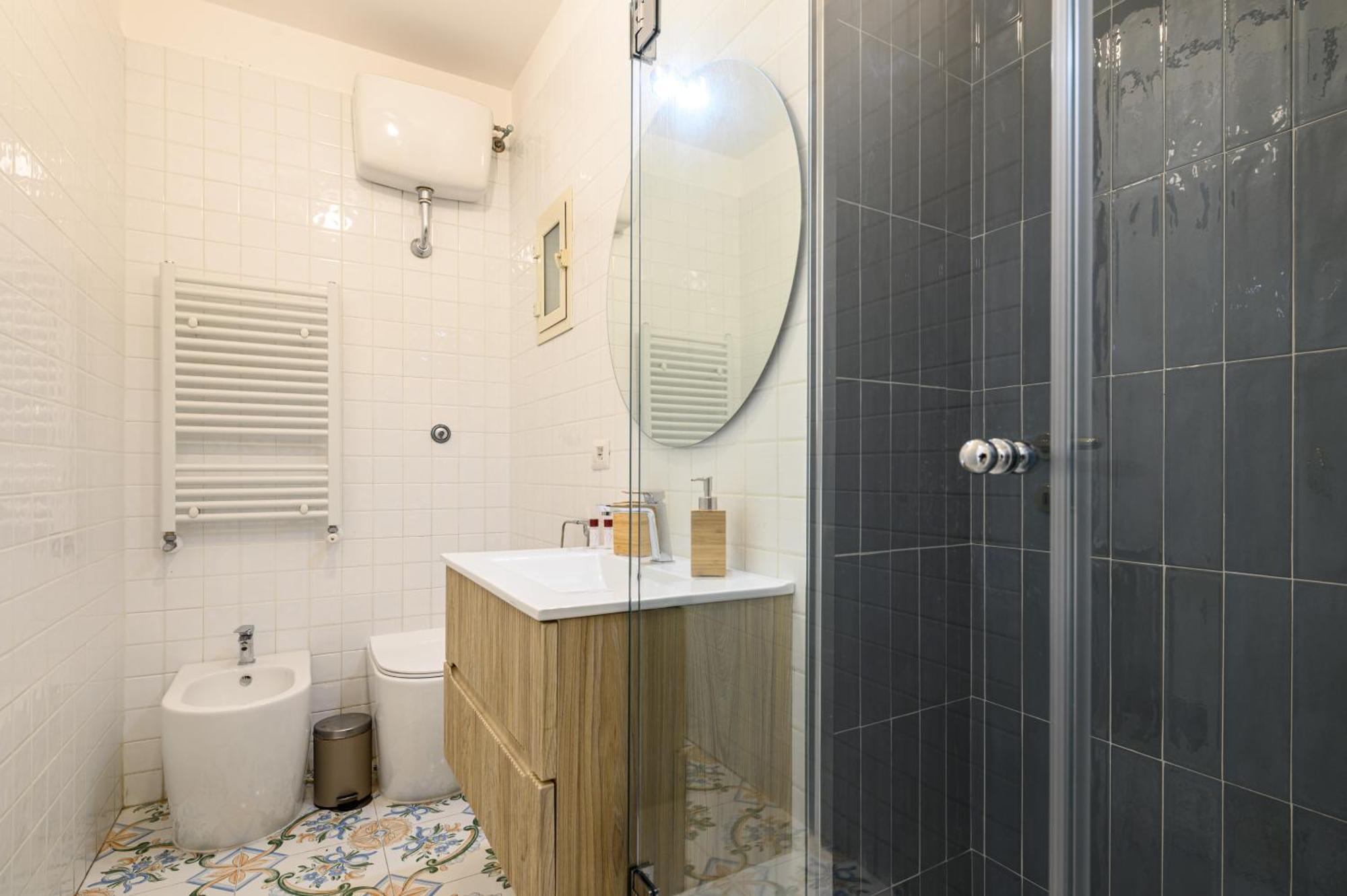 Guest House 121 Charming Apartment نابولي المظهر الخارجي الصورة