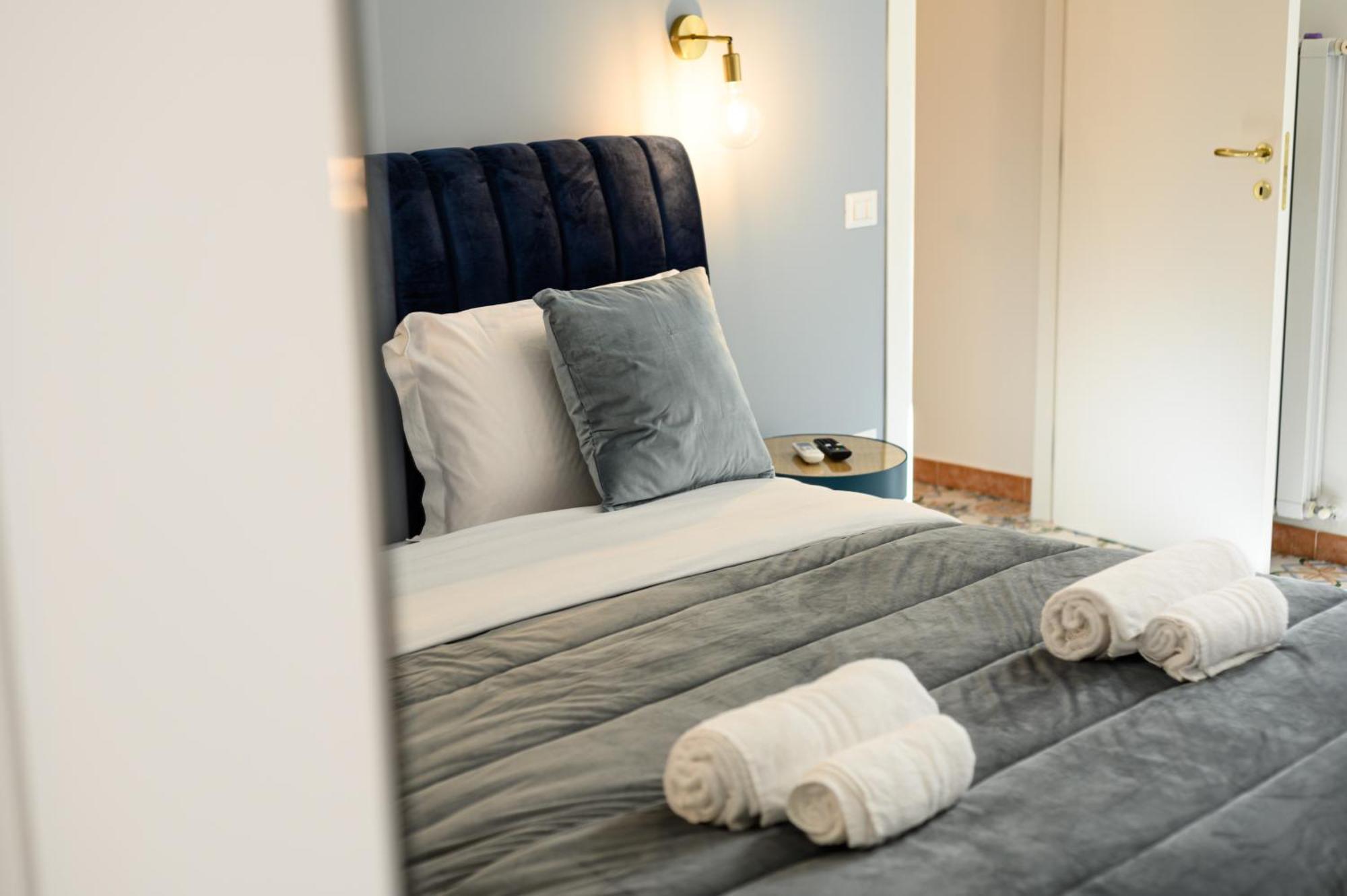 Guest House 121 Charming Apartment نابولي المظهر الخارجي الصورة