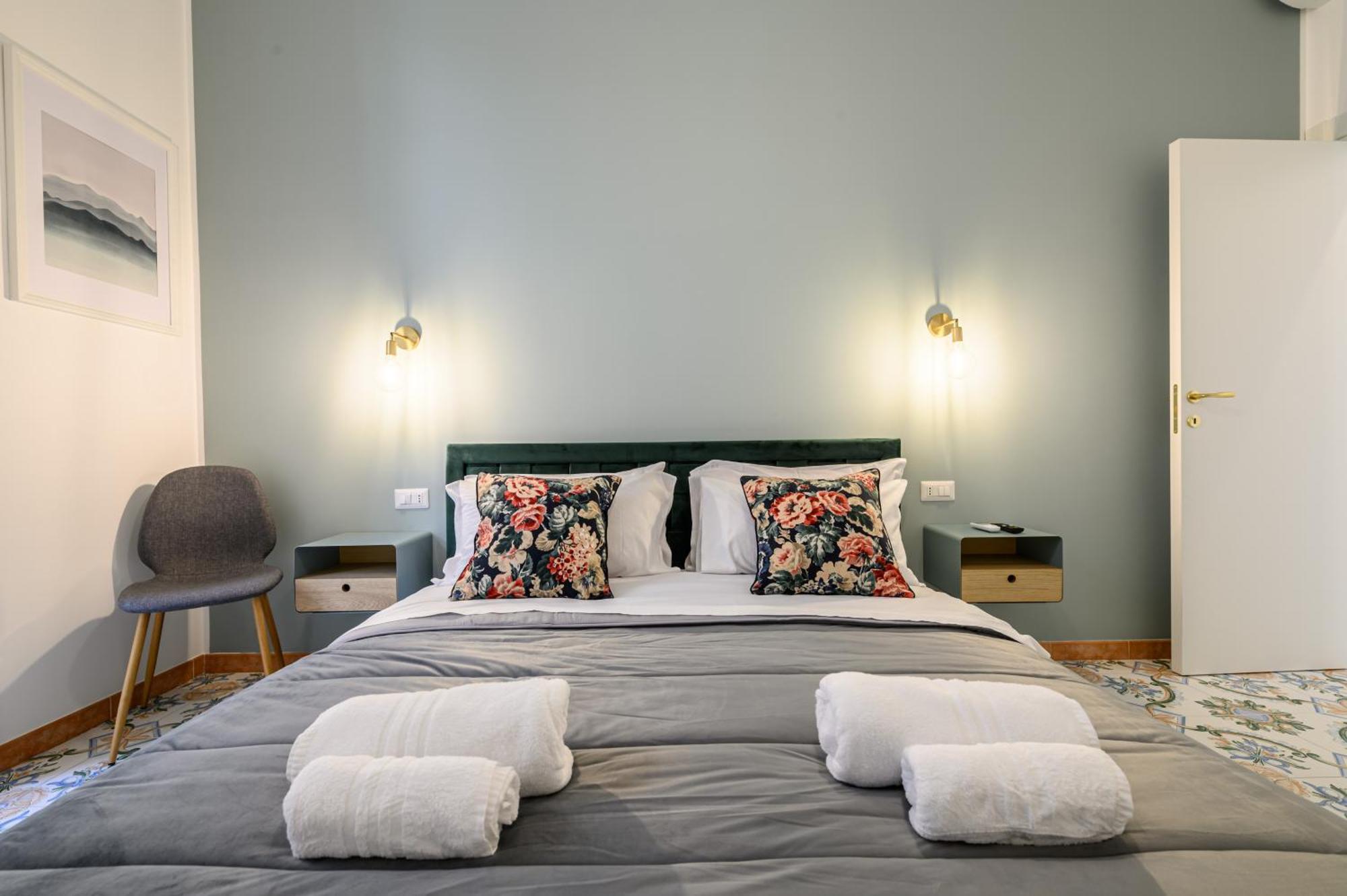 Guest House 121 Charming Apartment نابولي المظهر الخارجي الصورة