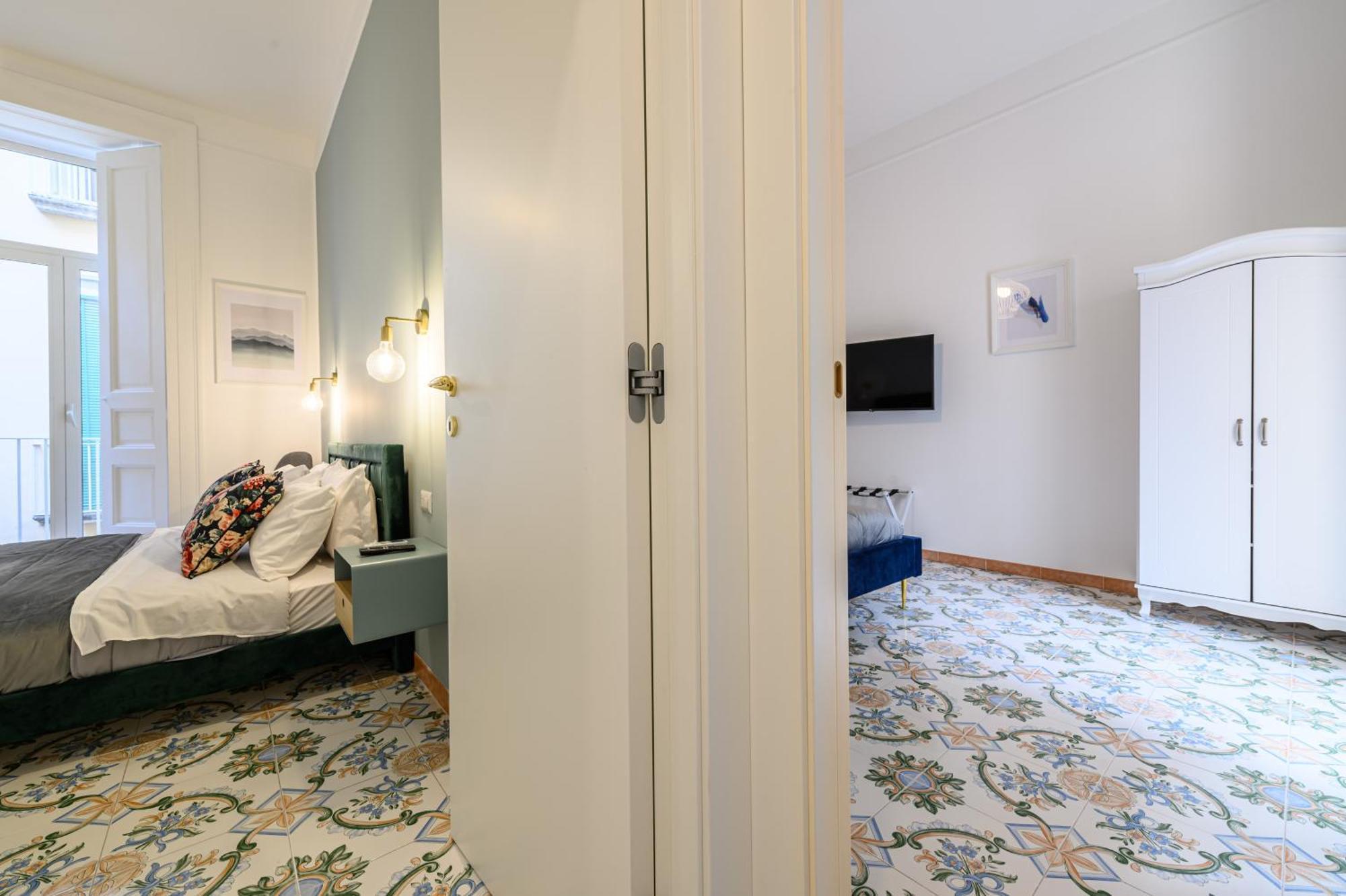 Guest House 121 Charming Apartment نابولي المظهر الخارجي الصورة